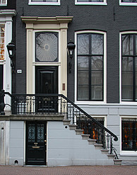 Herengracht 569, Voordeur met stoep
