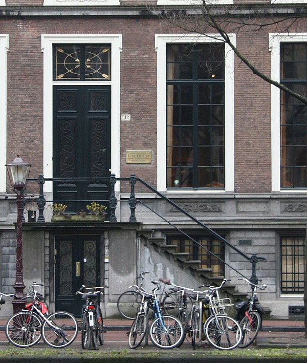 Herengracht 512, Voordeur met stoep