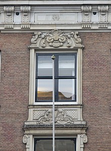 Herengracht 520 raamversiering boven voordeur