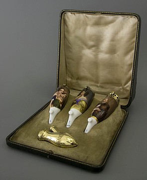 Luxe geschenkcassette waarin drie kostbare handbeschilderde porseleinen pijpenkoppen gemonteerd in verguld zilver, Duitsland, 1846