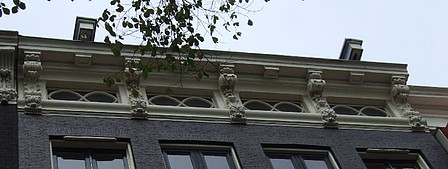 Herengracht 104 Kroonlijst met fraaie raampjes erin