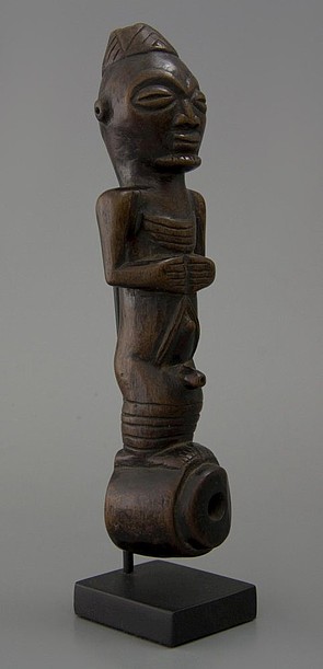 Prachtig klein houten tabakspijpje in de vorm van een staande man. Kuba stam, Kongo, 1900.