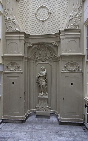Herengracht 284 binnenplaats met de twee toiletten en het beeld van een vrouw