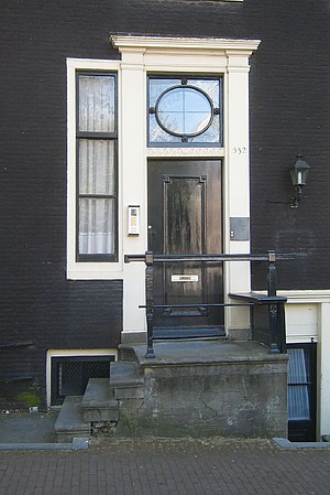 Herengracht 532, Voordeur met stoep