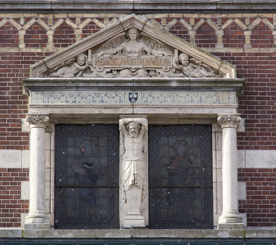 Boven ingang linker zijde met tekst "Nederlandsch Museum"