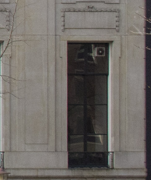 Herengracht 448, Lange natuurstenen panelen aangebracht langs de ramen