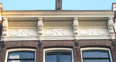 Keizersgracht 349, Rechte lijst met consoles
