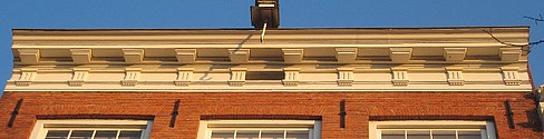 Keizersgracht 321, Rechte daklijst
