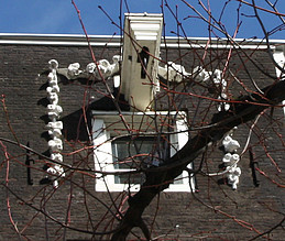 Keizersgracht 521, Met festoenen rond hijsbalk