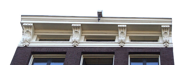 Herengracht 384, kroonlijst met vier consoles