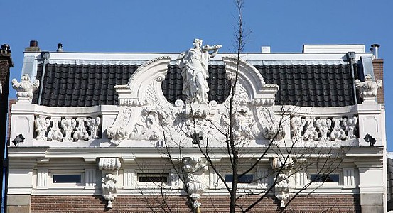 Keizersgracht 209, rechte lijst met groot gebroken fronton als middenverhoging met vrouwenbeeld De Hoop