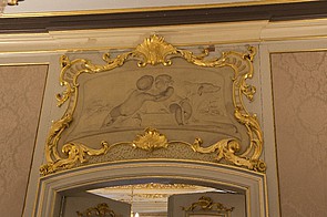Herengracht 458, Witje boven deuren naar de voorzaal.