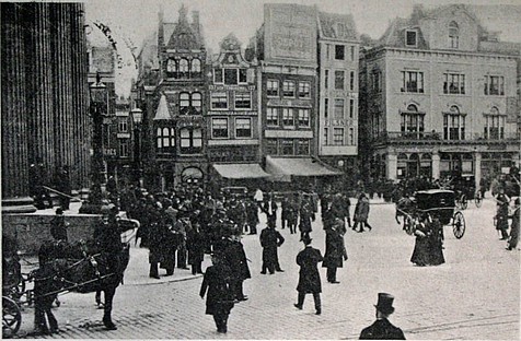 Dam zuidzijde, links nog de oude Beurs van Zocher, met nog veel leven, Amsterdam