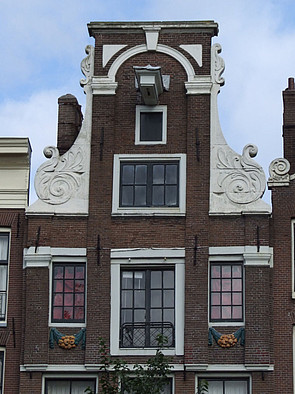 Herengracht 249,  halsgevel en pilasters in de gevel