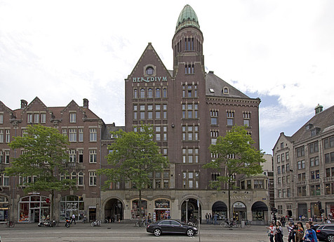 Dam 19 - 39,   het beurspoortje en de 'De Industrieele Groote Club'