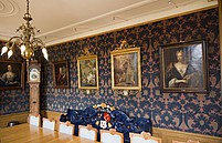 Nieuwe Herengracht 18, Schilderijen aan de muur in de Regentenkamer.